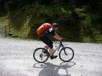 Mountainbikefahrerin, 8-tägige individuelle Radreise mit Gepäcktransport, Kärnten