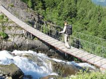 Hängebrücke, Reise: Der Bärentrek individuell mit Gepäcktransport