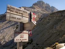 Wegweiser, Reise: Naturpark Dolomiten individuell (mit Gepäcktransport)
