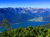 Ausrüstung für eine Alpenüberquerung / Seenlandschaft