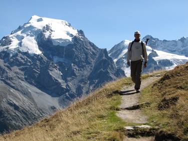 Wanderer auf der Alpenüberquerung von Oberstdorf nach Meran